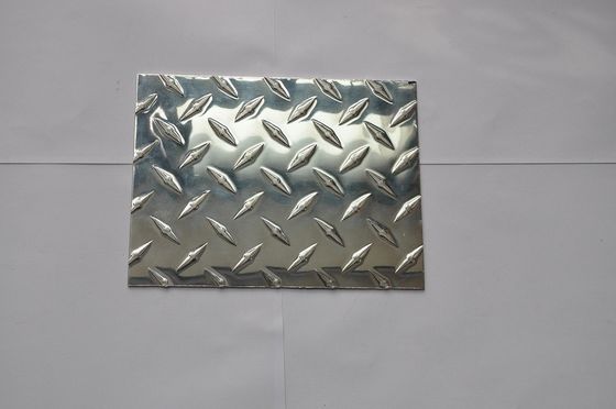 OEMのアルミニウム チェック模様の版、銀製のダイヤモンドによって浮彫りにされるアルミニウム シート